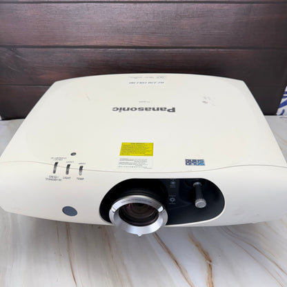 Proyector Panasonic PT-RZ370U – DLP Full HD  3,500 lúmenes LED/Láser  Excelente brillo