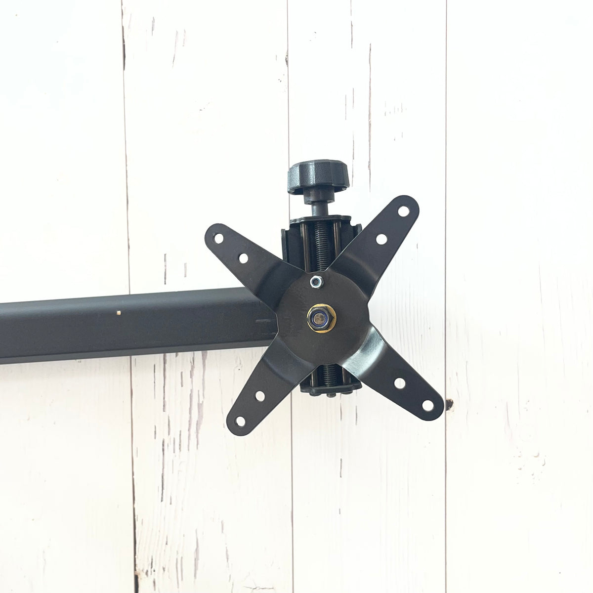 Soporte Triple para Monitores | Base Metálica | Ajuste de Altura e Inclinación | Compatible con VESA