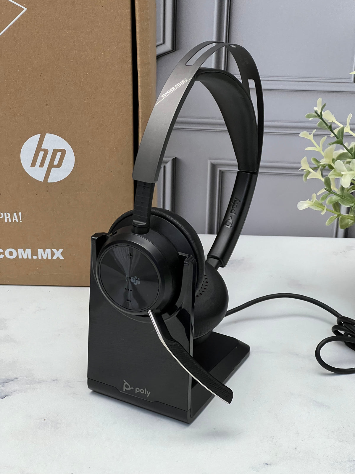 Audifonos Poly Voyager Focus 2  Inalámbrico Bluetooth Con Micrófono (BASE CON CABLE  TIPO C )