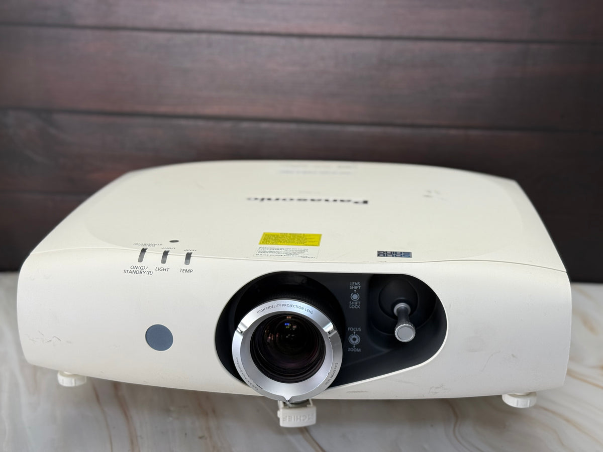Proyector Panasonic PT-RZ370U – DLP Full HD  3,500 lúmenes LED/Láser  Excelente brillo