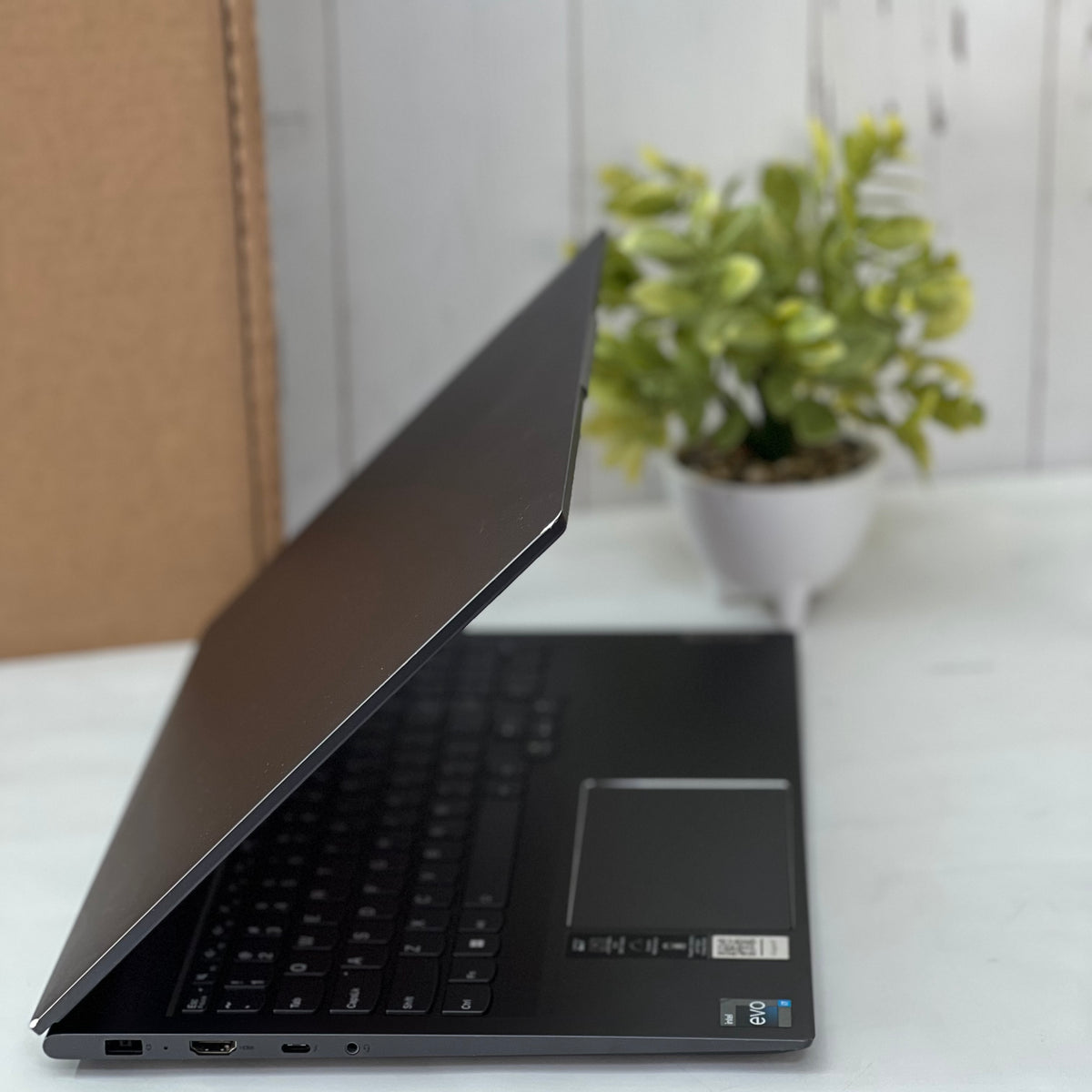 Laptop Lenovo Slim 7 Core i7 12va Gen SSD 256GB 32GB RAM Pantalla Táctil 15.6" Windows 11