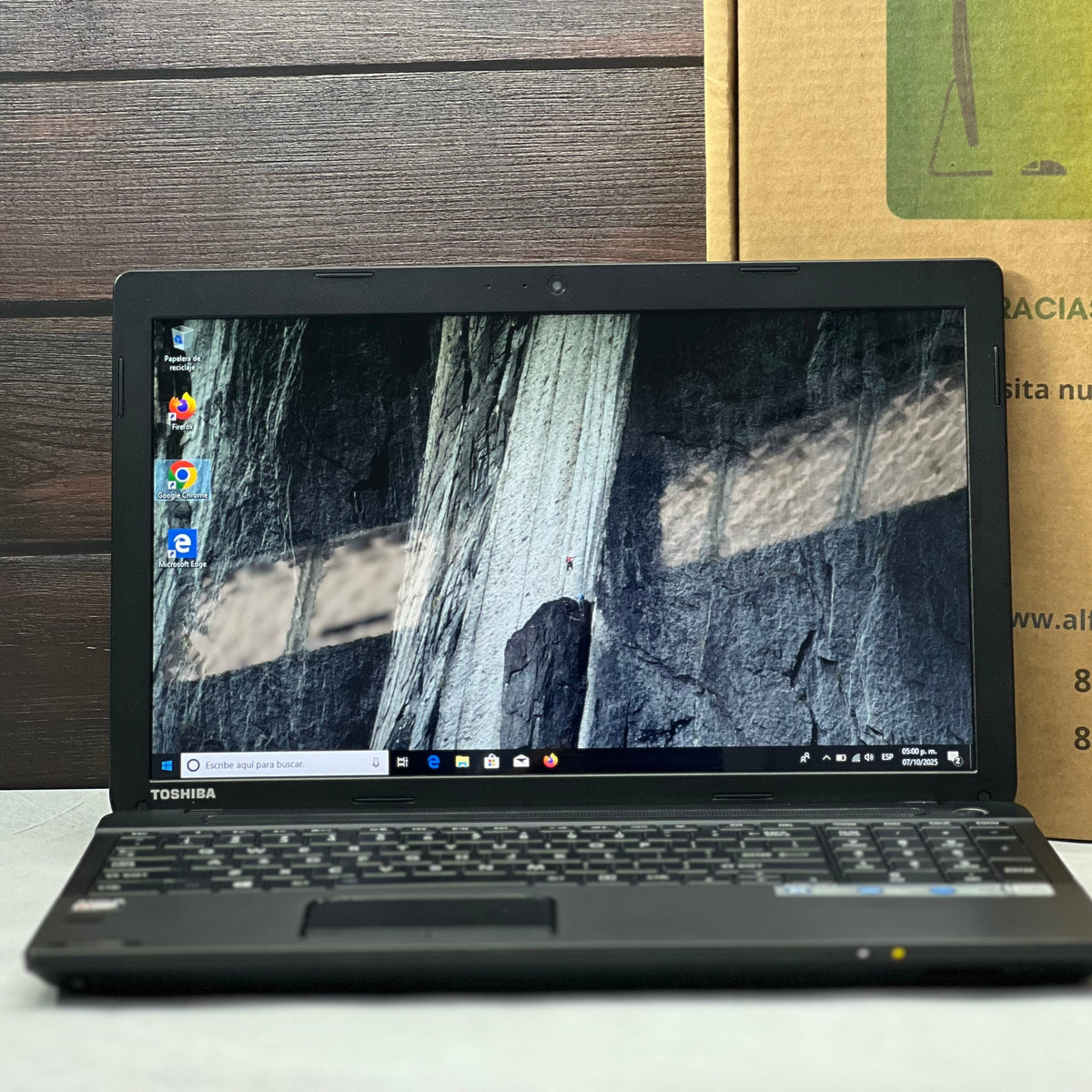 Laptop Toshiba AMD E1| 8GB RAM | SSD 250GB | Windows 10 Teclado numérico 15.6"