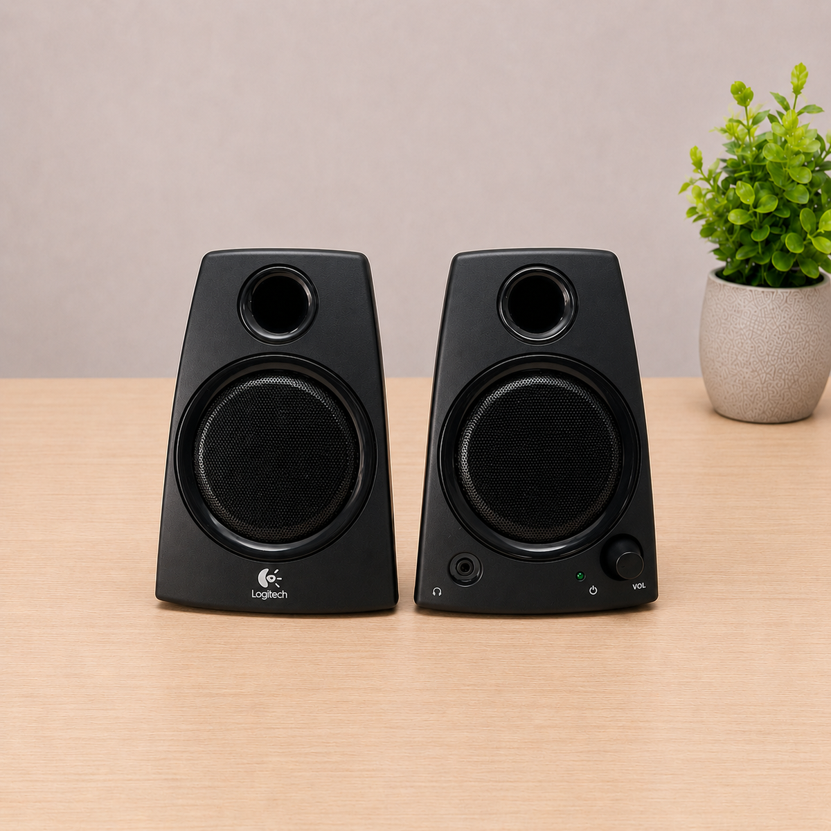 Bocinas Logitech Z130 | Bocinas Multimedia Estéreo 2.0 | Entrada Auxiliar 3.5 mm | Alimentación CA | Color Negro
