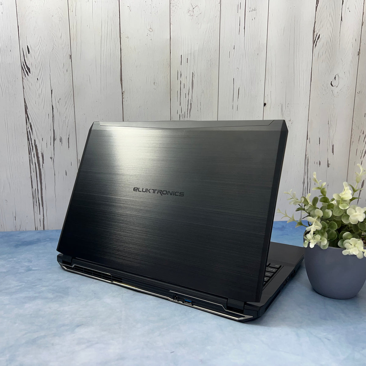 Laptop Eluktronics Pro 15 RE3  Core i7 6ta Gen | 16GB RAM | SSD 512GB | Tarjeta GTX 970M 4GB Pantalla 15.6” CLASE B