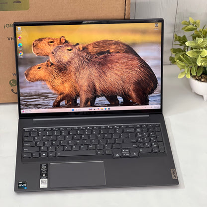 Laptop Lenovo Slim 7 Core i7 12va Gen SSD 256GB 32GB RAM Pantalla Táctil 15.6" Windows 11