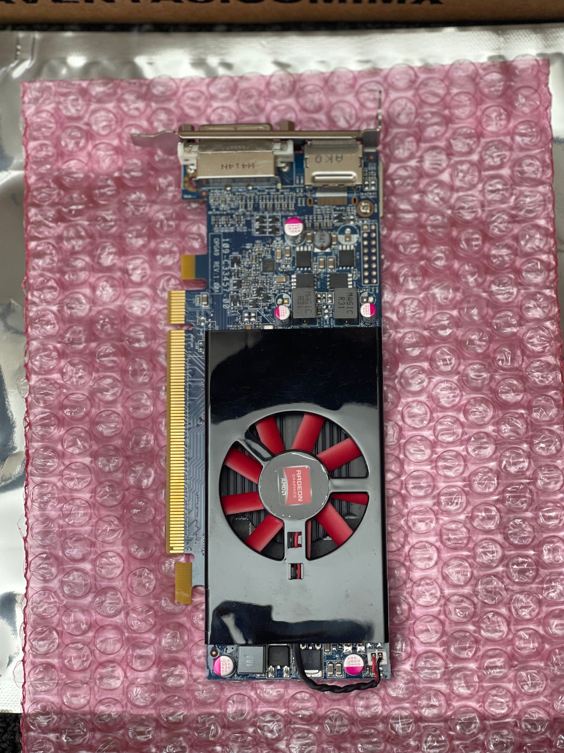 Tarjeta Gráfica AMD Radeon TM R5 240 1GB bajo perfil, DisplayPort-DVI