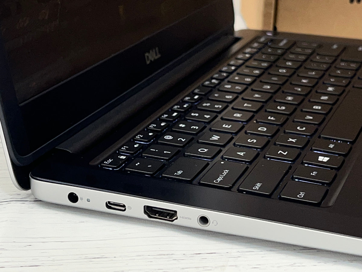 Laptop Dell Vostro 13 5370 Core i7 8va Gen | SSD 256GB | 16GB RAM | Gráficos dedicados  AMD Radeon 530 4GB